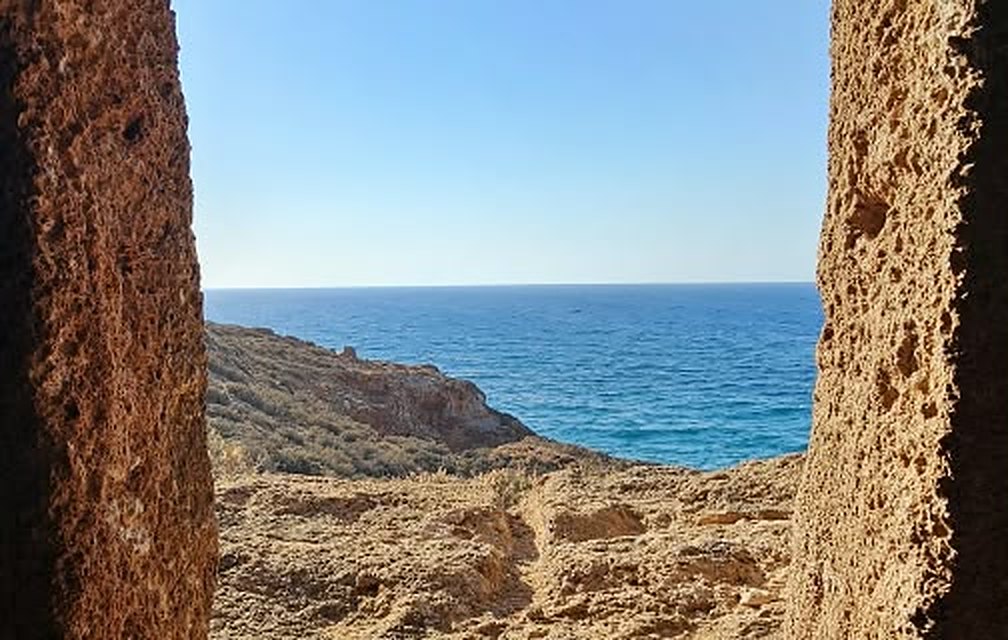 البحر المتوسط من فتحة منحوتة في الصخر على الساحل